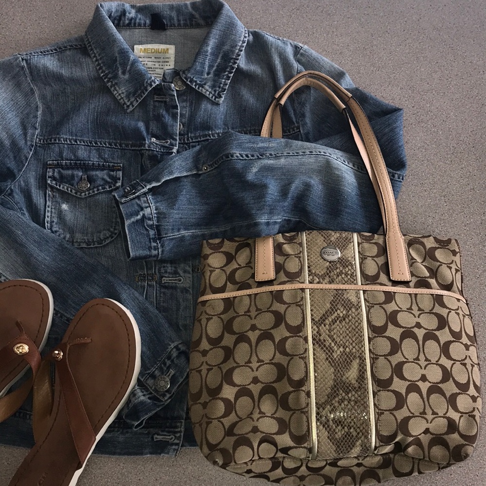 Coach Signature purse in tan trimmed w Python